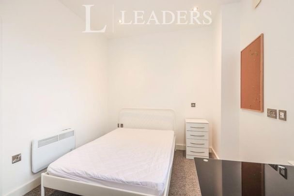 4 bedroom flat to rent - Photo 1