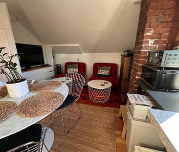 FURNISHED 1 BED 1 BATH LOFT STYLE TOP LEVEL HERITAGE CHARACTER HOUSE - Photo 2