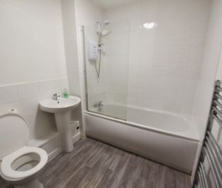 2 bedroom Flat in Flat 3, Leeds - Photo 6