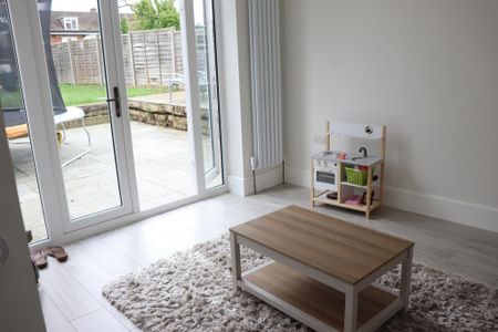 3 bedroom end of terrace house to rent - Photo 4