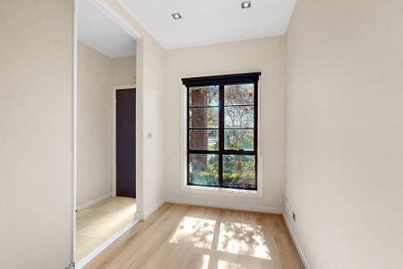 Stylish and Spacious Home with Solar and Brand New Flooring in Heart of Aberfeldie - Photo 4