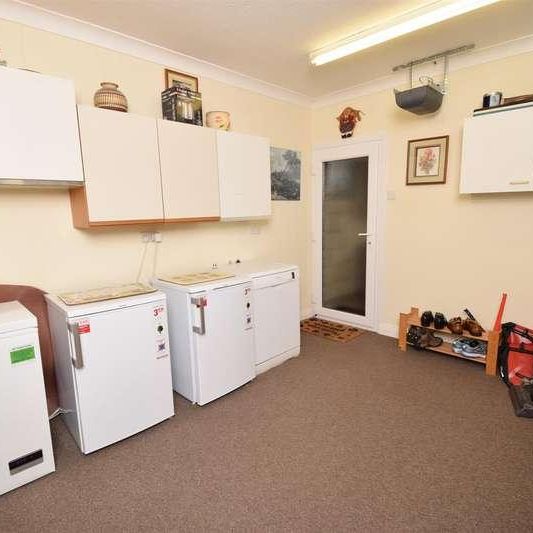 Riverside Close, Laverstock, Salisbury, SP1 - Photo 1