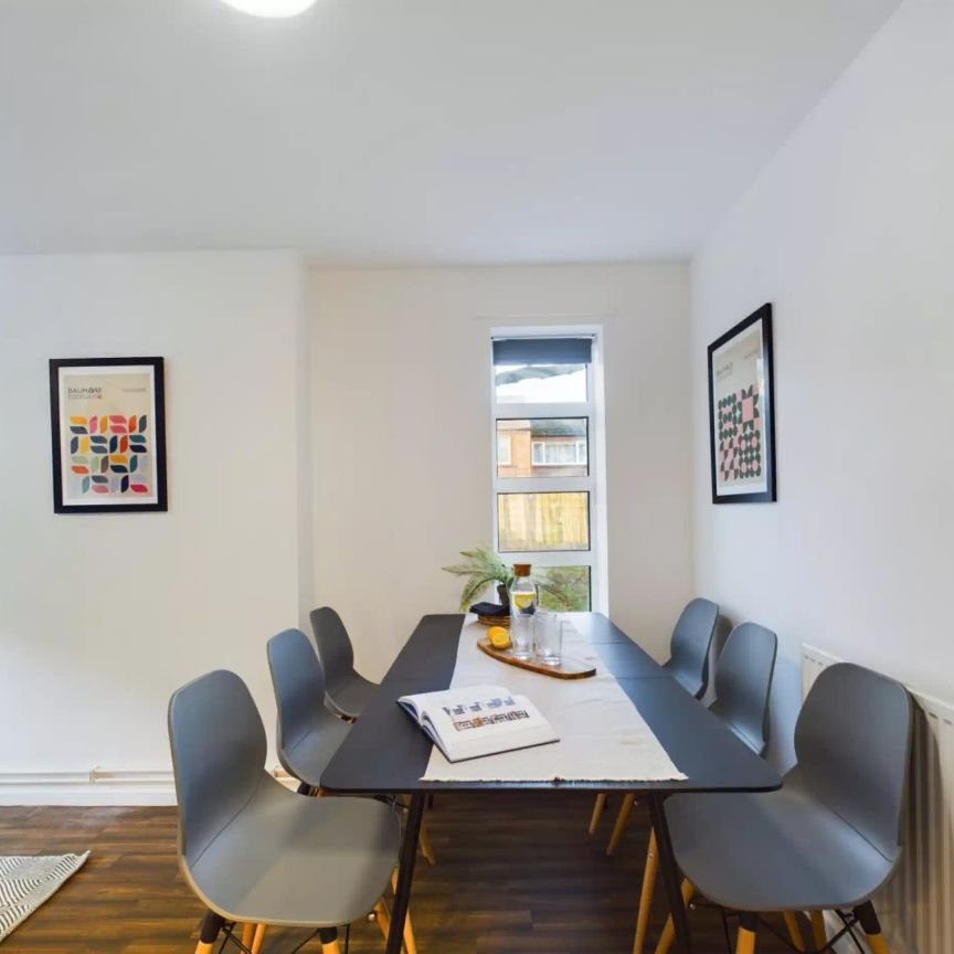 6 Bedroom House - Photo 1