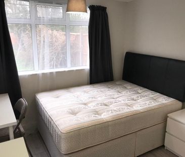 1 bedroom in a house share to rent - Photo 2
