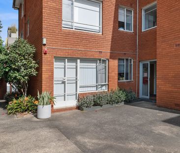 Tastefully Updated, Executive Style, Spacious And Sun-Kissed Ground... - Photo 6