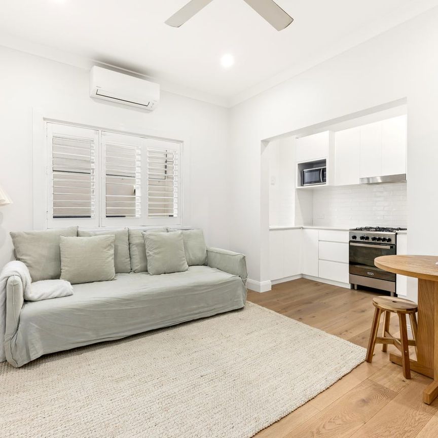 Modern & Fresh 2 Bed Apartment in Prime Bronte Location - Photo 1