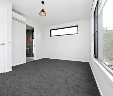 2A Warleigh Road, West Footscray. - Photo 5