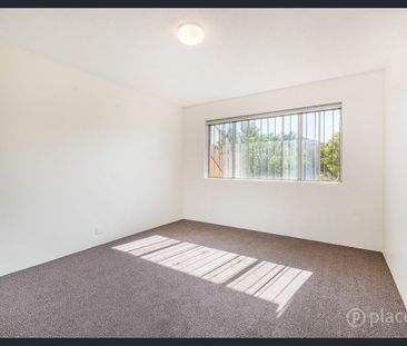 Large three bedroom unit in great location! - Photo 3