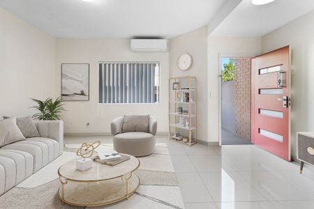 Spacious Townhouse in Central Location - Photo 4