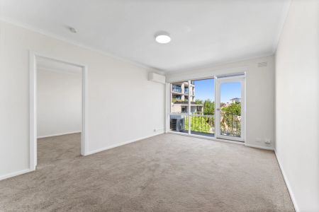 Light-Filled 1 Bedroom Apartment in Prime Armadale Location - Photo 2