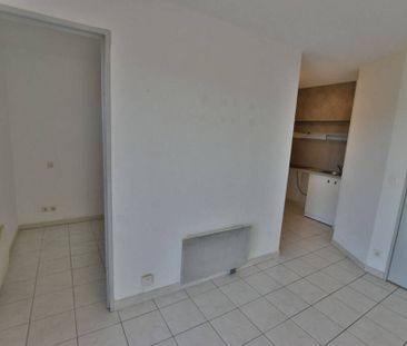 Location appartement 1 pièce 30 m² Saint-Raphaël 83700 - Photo 4