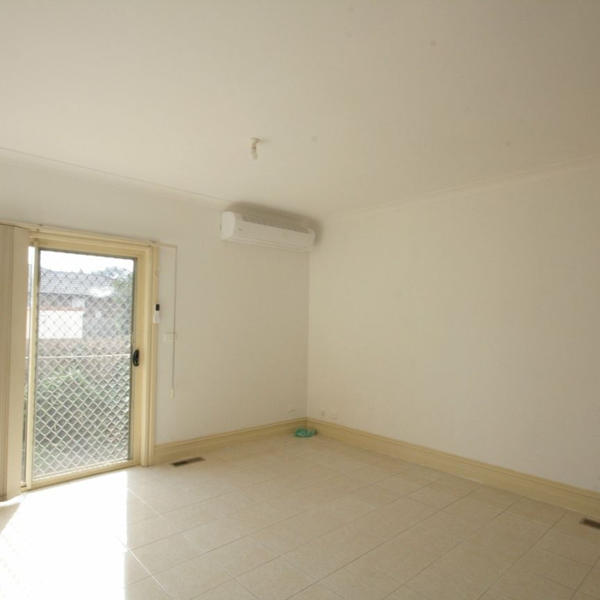 TOWNHOUSE 3 BEDROOMS, FRESHLY PAINTED - Photo 1
