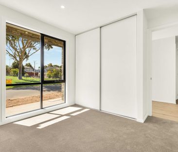 Stunning House in Premier Location! - Photo 4