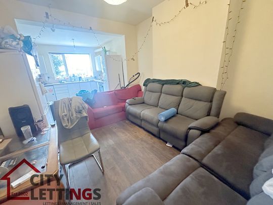 8 Bedroom Semi-Detached House - Photo 1