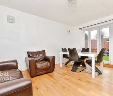 3 bedroom end of terrace house to rent - Photo 3