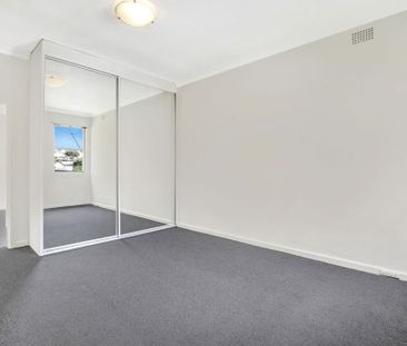 Spacious Top Floor Unit in the Heart of Dulwich Hill - Photo 3