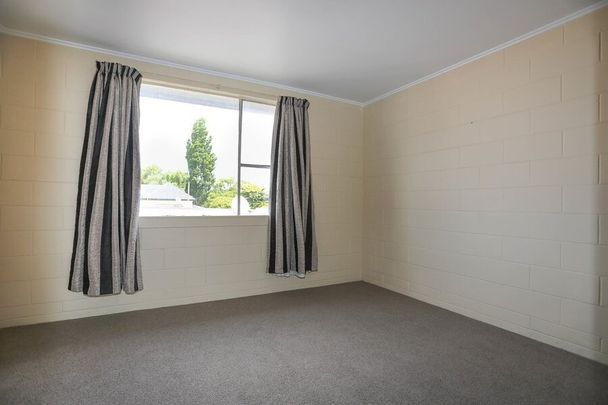 Central City – 2 Bedroom unit, Suit Couple, Single carport - Photo 1