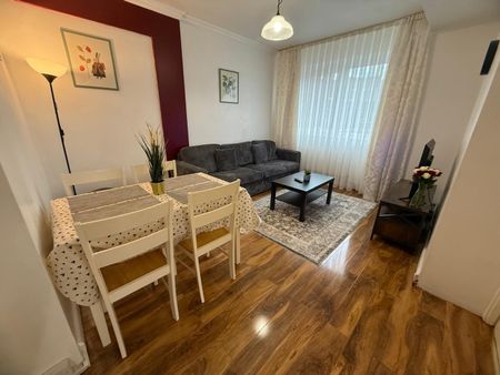 2 Bed Flat, Southwark Park Road, SE16 - Photo 2