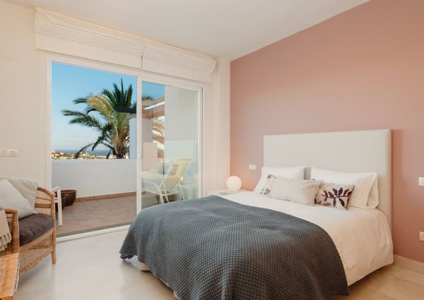 Luxury vacation home with 3 bedrooms in the contemporary urbanization of Los Altos de la Quinta, Benahavís, with panoramic views of the mountains, the golf courses and the sea, very close to golf courses and a few minutes by car from Puerto Banús