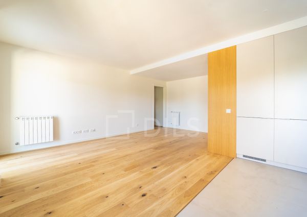 Apartamento T2 no Porto com varanda, garagem e arrumos
