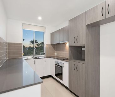 Spacious, Modern Townhouse with a Convenient Lifestyle - Photo 4