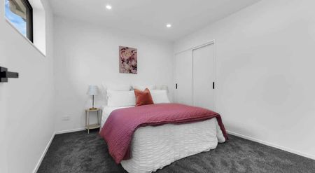 Room for rent in 4 Bedroom Town House in Glen Eden - Photo 2