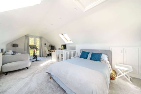 A well proportioned family home in a desirable Sevenoaks location - Photo 4