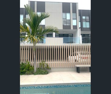 Fully Furnished Tri-Level Townhouse - Walking distance to the ocean! - Photo 6