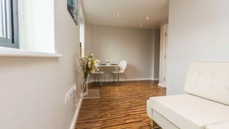 Medium 2-bedroom Apartment - Photo 2