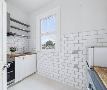 19 Cherry Orchard, Staines-Upon-Thames, Middlesex,TW18 - Photo 2