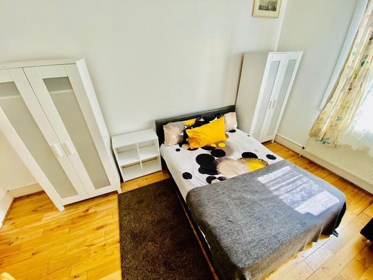 Studio Flat, Kilburn High Road, NW6 - Photo 1
