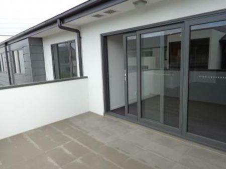 Sleek apartment in convenient location - Photo 3