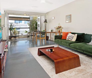 Spacious, Modern Apartment in Central Location - Photo 2