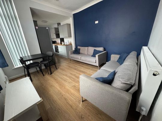 4 bedroom terraced house to rent - Photo 1