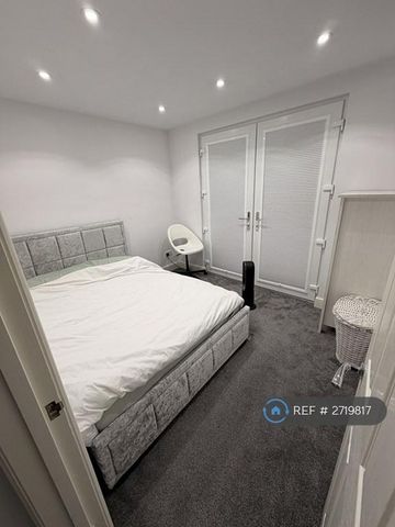 1 bedroom in a house share to rent - Photo 5