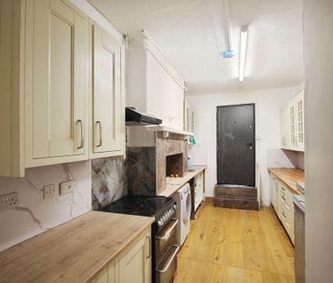 3 bedroom flat to rent - Photo 6