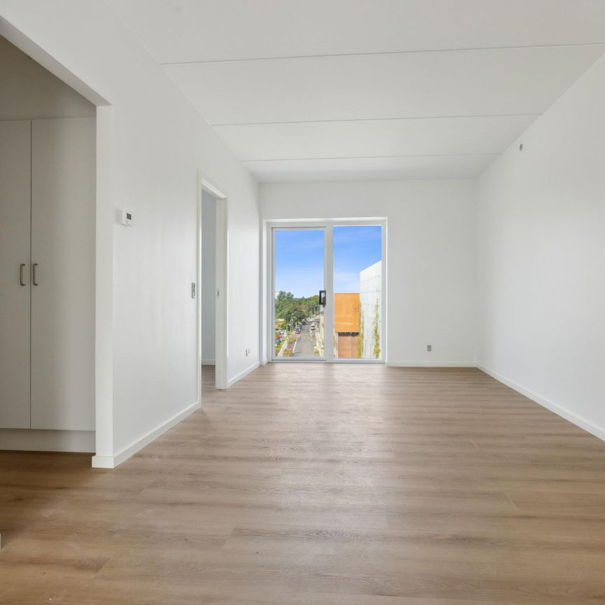 <b>Bo højt, lyst og funktionelt – 3’er med solrig altan i Stigsborg</b> - Foto 1