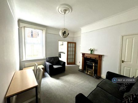 2 bedroom flat to rent - Photo 2