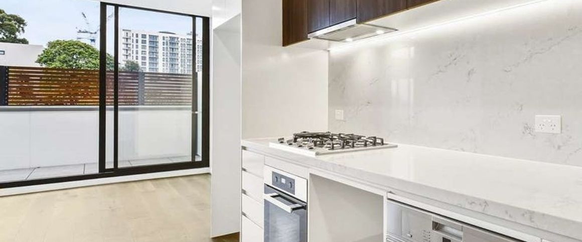 Modern 1-Bedroom Apartment walk to Westfield - Photo 1