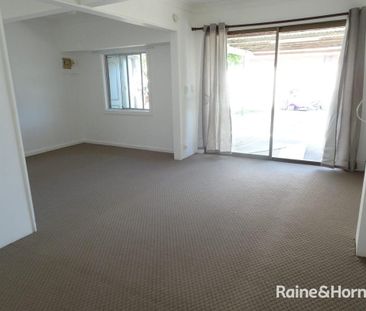 Private Two Bedroom Garden Flat - Photo 4