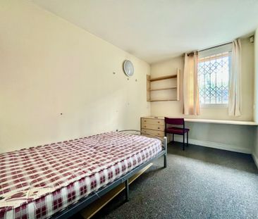 St. Marks Avenue, Leeds - Photo 1