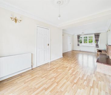 4 bedroom Detached house to rent - Photo 2