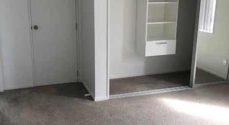 Stylish, Near New Standalone Home for Rent in Mangere East - Photo 2