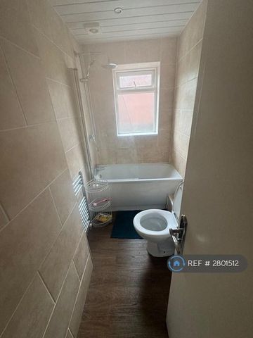 1 bedroom in a house share to rent - Photo 2