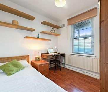 Large Delightful Three Or Four Bedroom Apartment In Kennington, SE17 - Photo 1