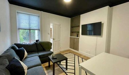 Stylish Bedroom Bathroom House, LN1 - Photo 5