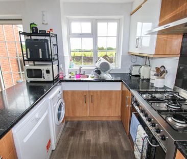 3 bedroom semi-detached house to rent - Photo 6