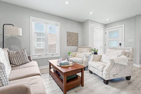 For Lease - 457 Heddle Crescent, Newmarket, Ontario - Photo 2