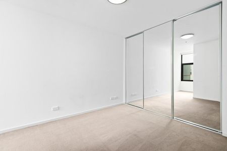 MODERN, BRIGHT AND CONVENIENT - Photo 2