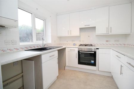 3 bedroom semi-detached house to rent - Photo 2